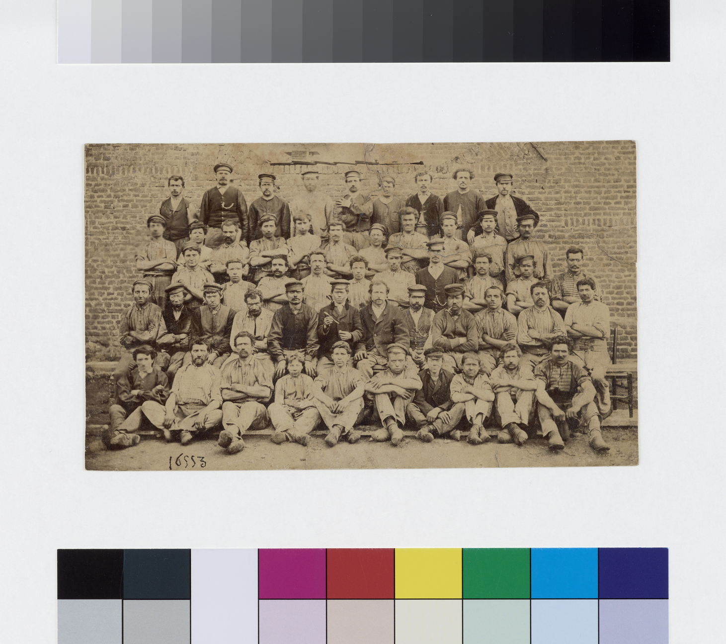 Le personnel de l'atelier de fonderie de l'usine Godin de Guise