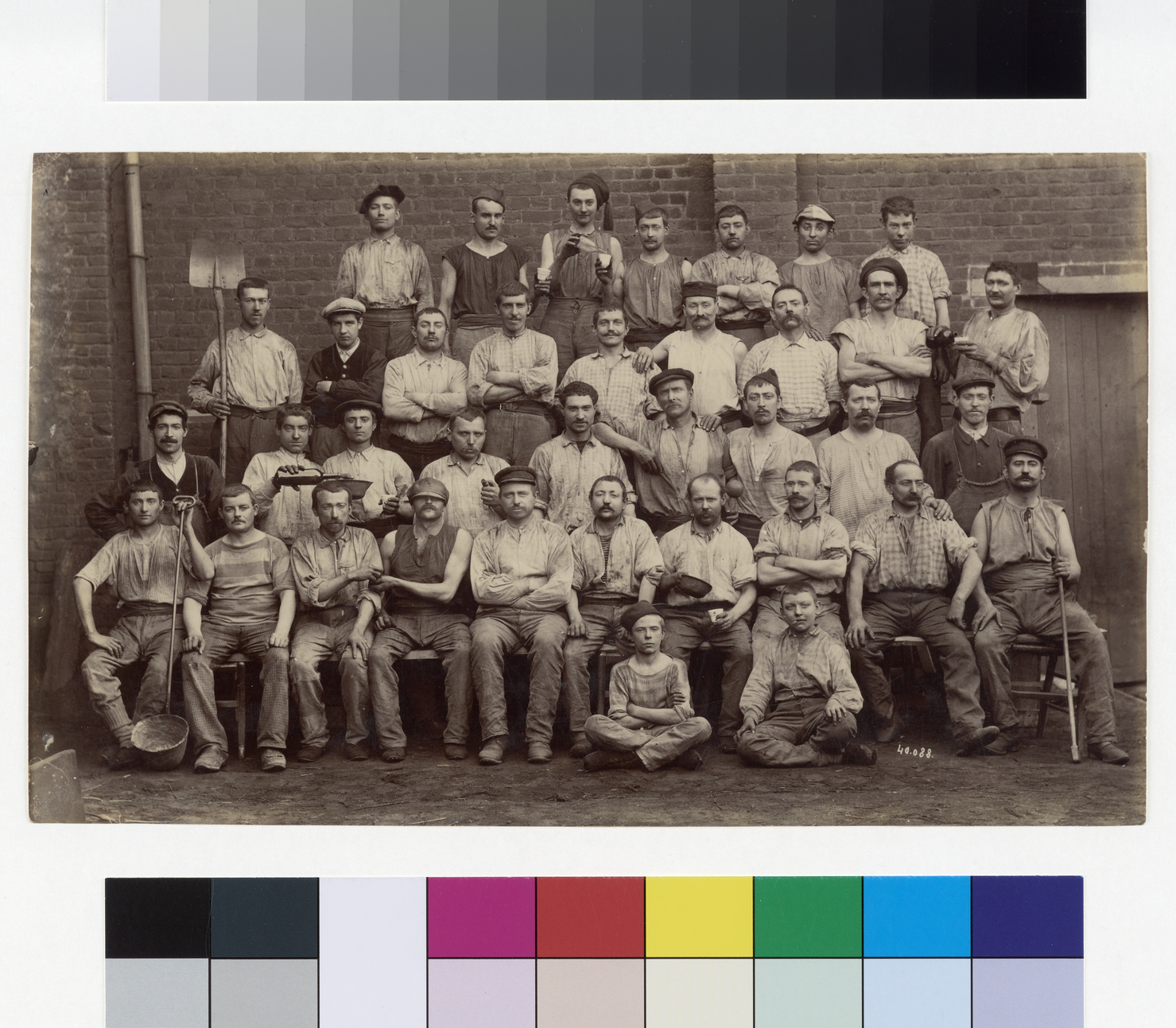 Groupe d'ouvriers de l'atelier de fonderie de l'usine Godin de Guise