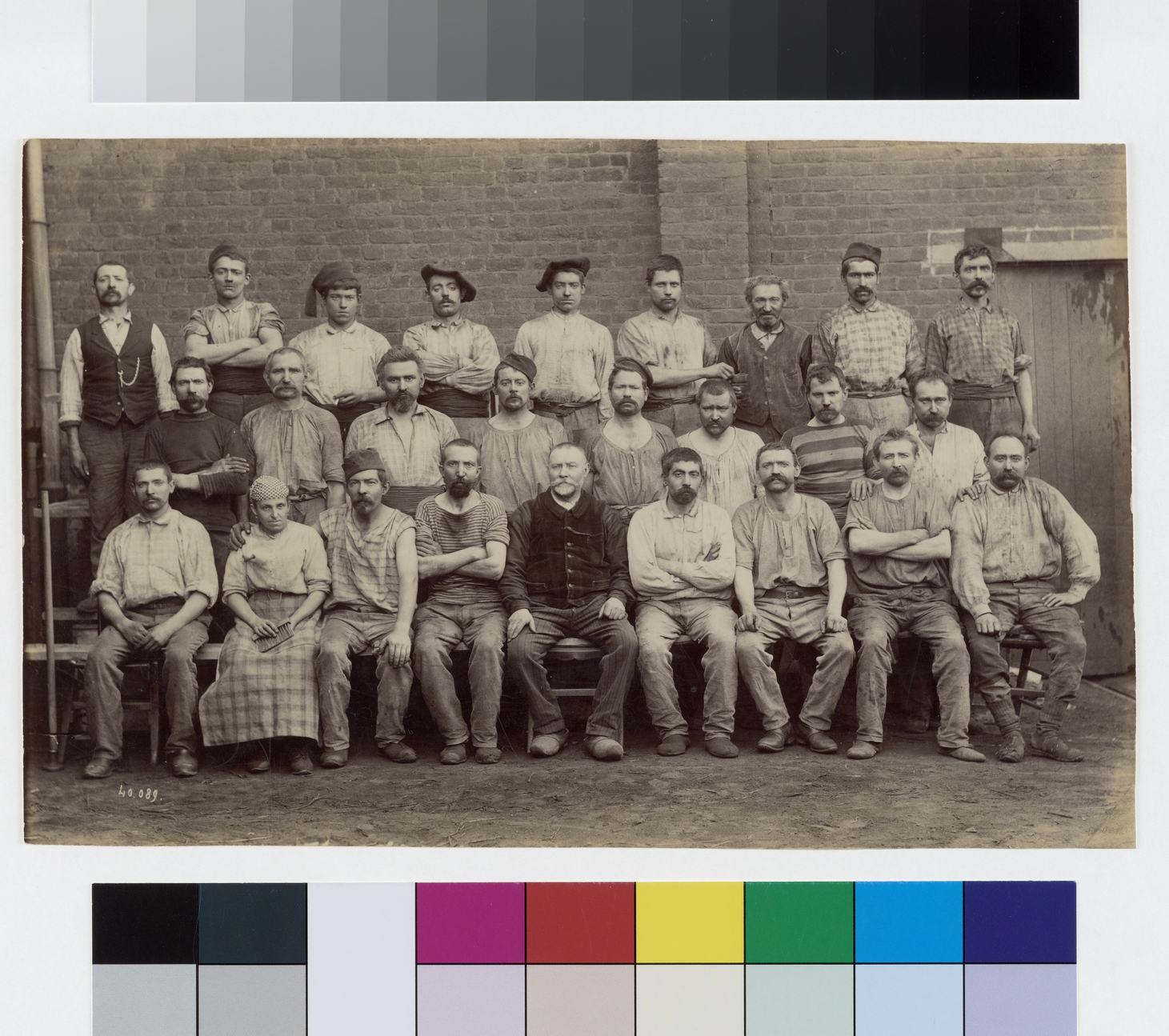 Groupe d'ouvriers de l'atelier de fonderie de l'usine Godin de Guise