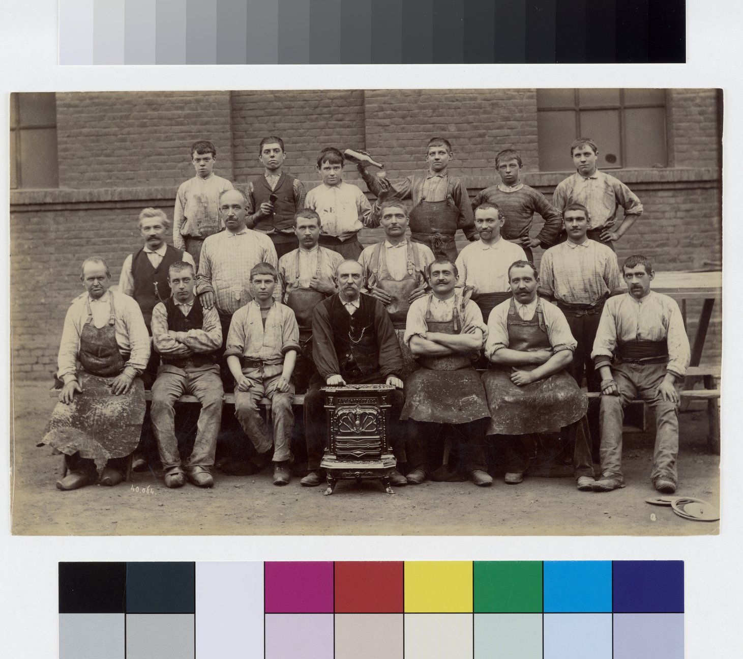 Le personnel de l'atelier d'ajustage de l'usine Godin de Guise