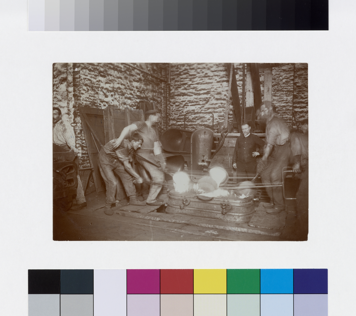 Moulage d'une baignoire dans l'atelier de fonderie de l'usine Godin de Guise