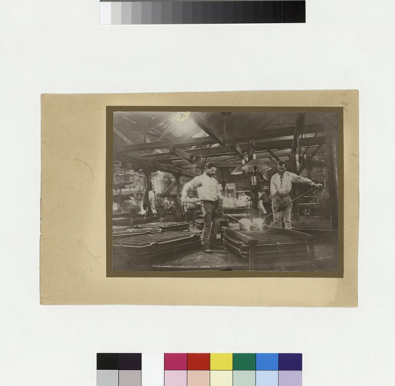 Une coulée de fonte dans l'atelier de fonderie mécanique de l'usine Godin de Guise