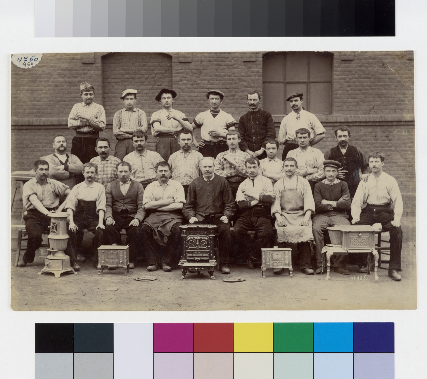 Le personnel de l'atelier d'ajustage de l'usine Godin de Guise