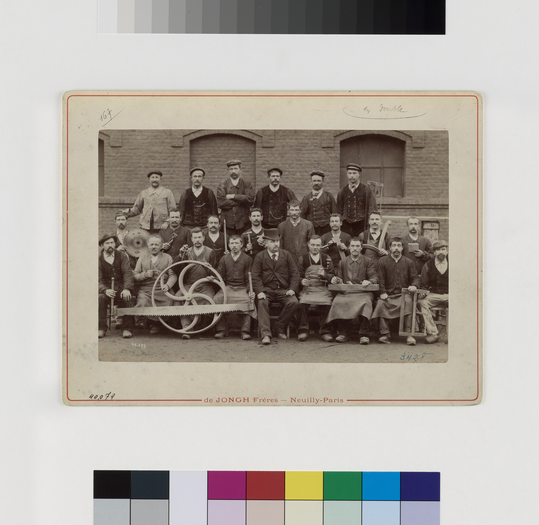 Le personnel de l'atelier de menuiserie de l'usine Godin de Guise
