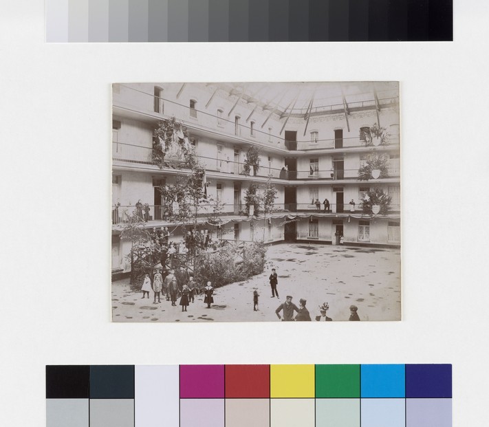Préparatifs de la fête de l'enfance du Familistère de Guise