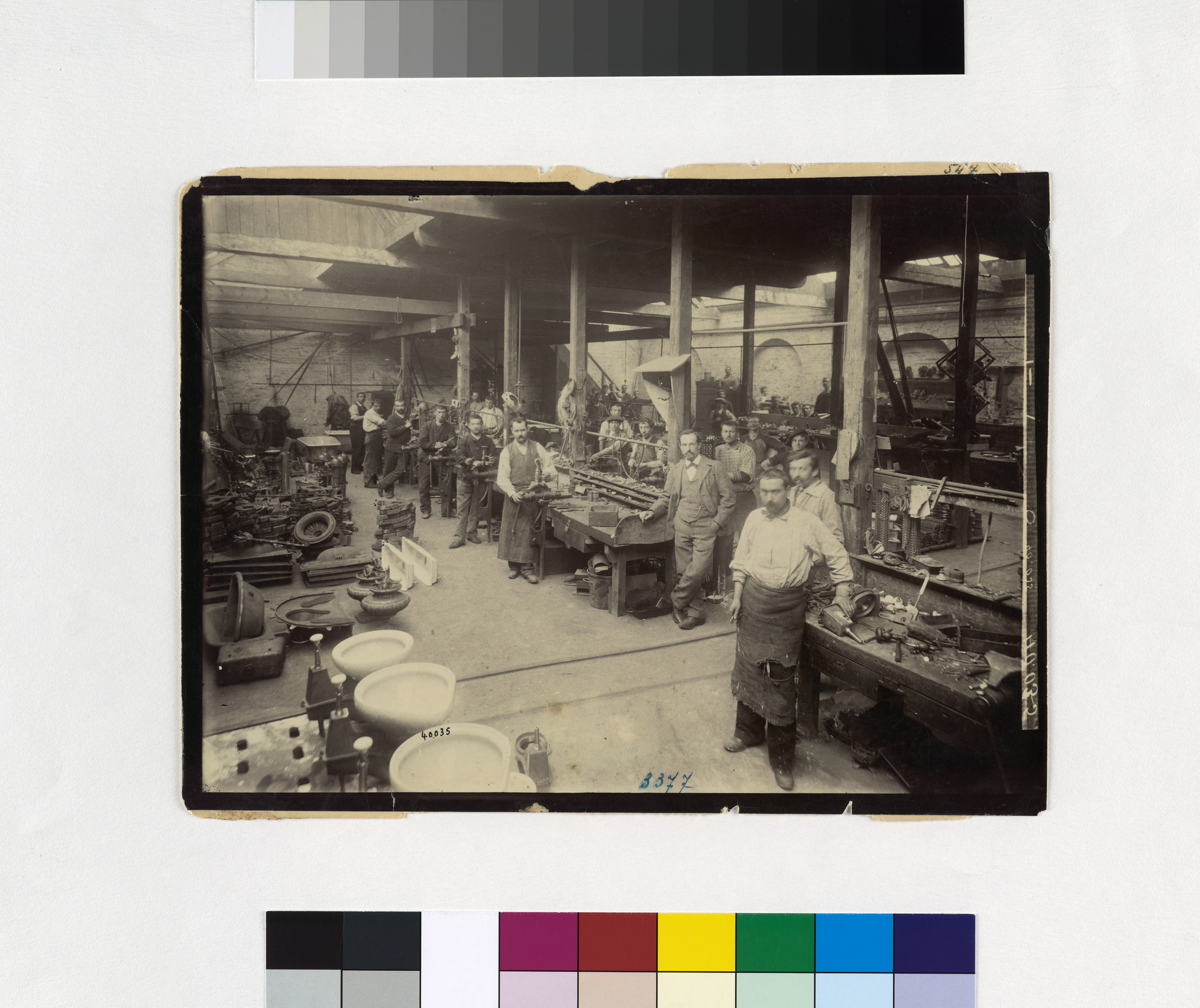 Les ajusteurs de l'atelier de quincaillerie de l'usine du Familistère de Guise