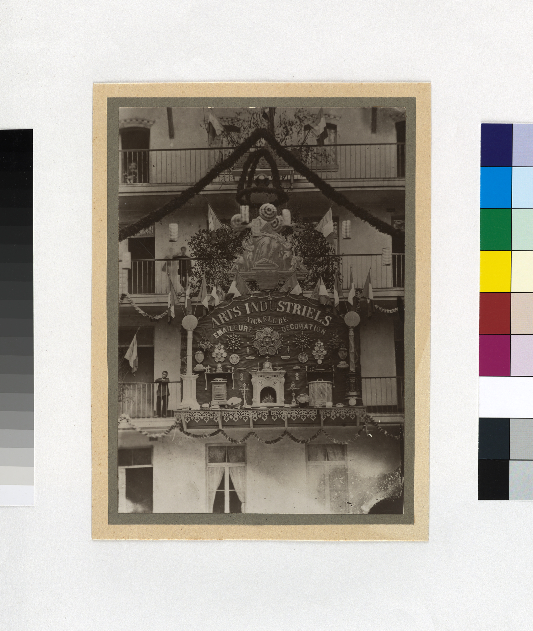 Trophée des ateliers de nickelage, d'émaillage et de décoration de l'usine Godin installé au premier étage de la cour du pavillon central du Palais social à l'occasion de la fête du Travail du Familistère de Guise