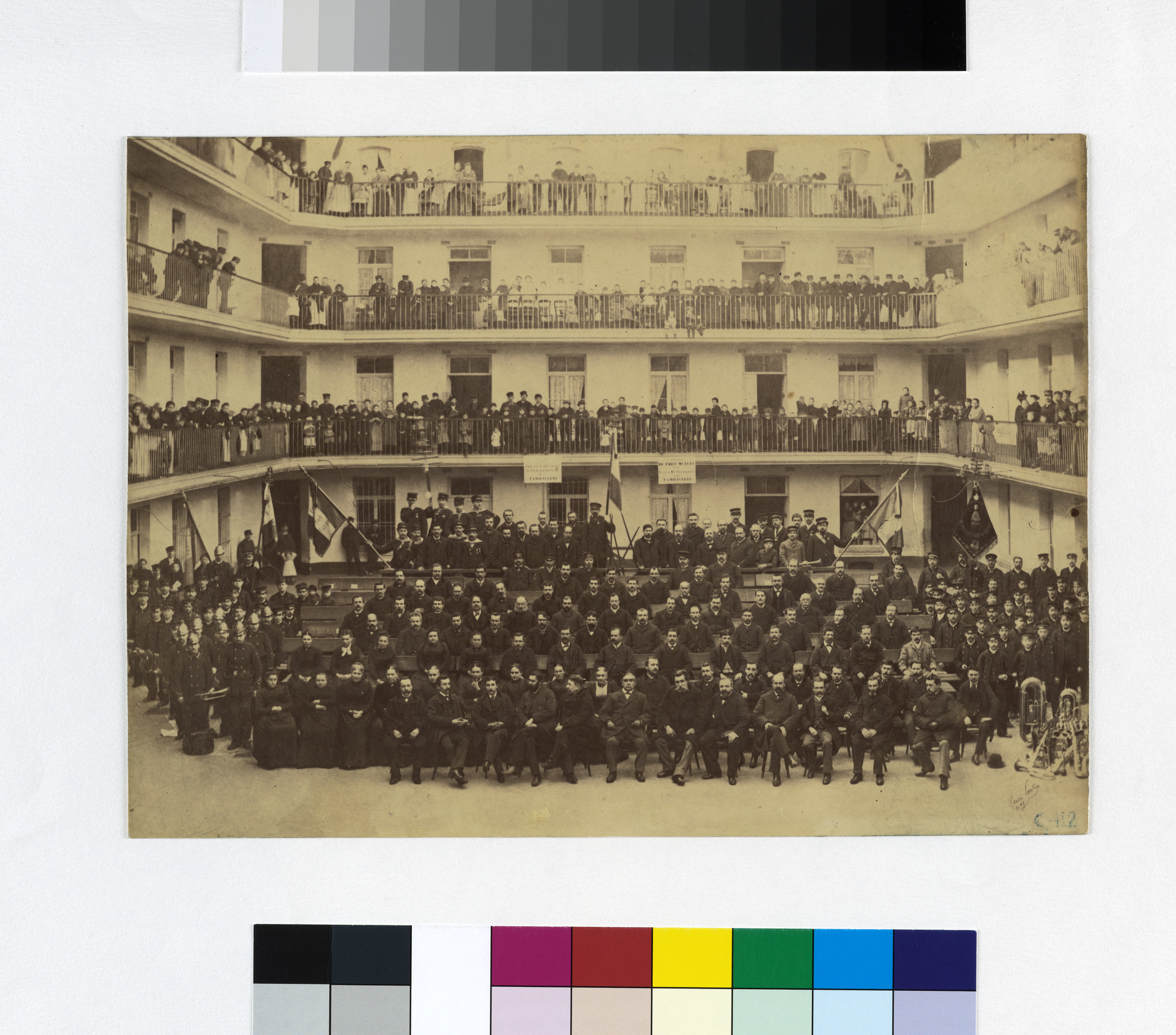 L'assemblée générale des associés et les membres des sociétés d'agrément du Familistère de Guise dans la cour intérieure du pavillon central du Palais social