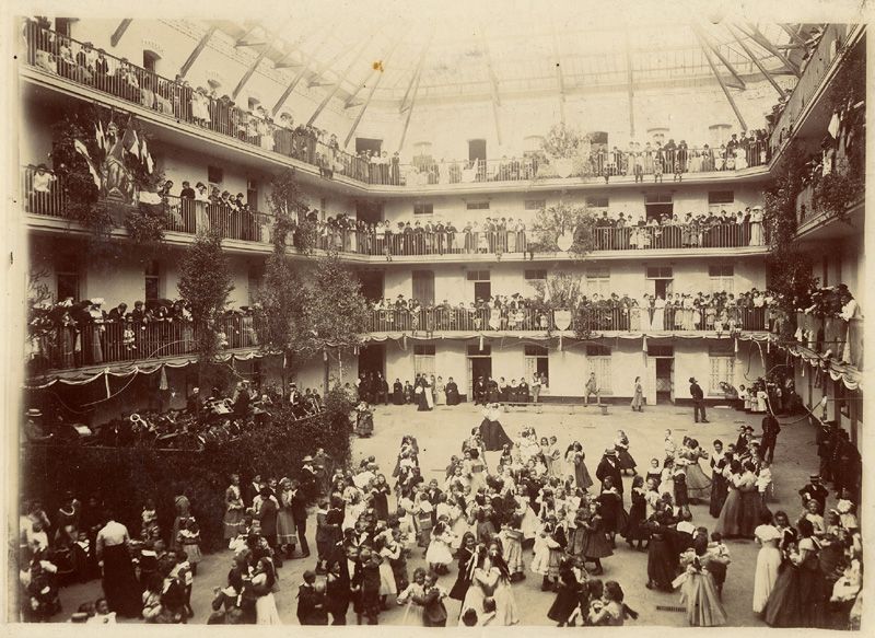 La fête de l'Enfance dans la cour du pavillon central