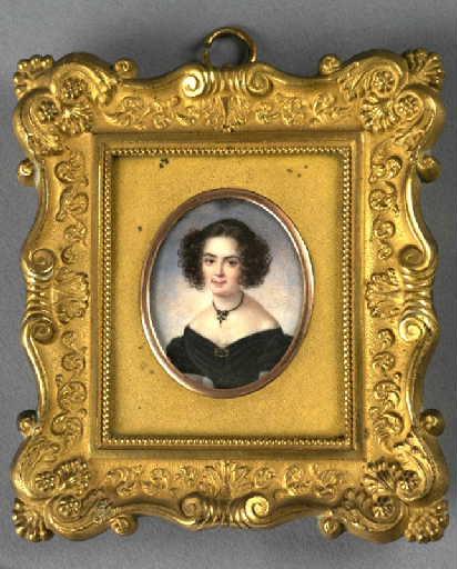 Portrait de femme brune à la croix noire et or