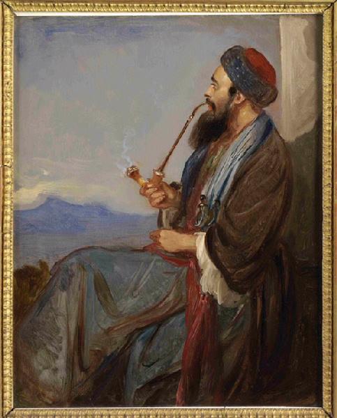 Homme fumant la longue pipe