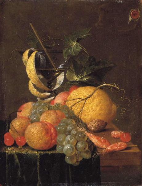 Nature morte : crevettes, raisin, citron, prunes, cerises, noix, verre avec une pelure de citron et pampres sur une table