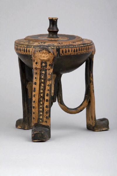 Pyxis tripode béotienne à figures noires