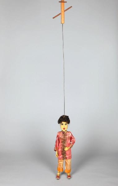 Femme en tunique pantalon avec broderies sur le devant