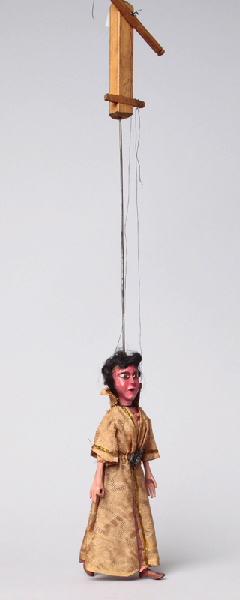 Jeune femme avec col relevé et bijou soulignant la taille sur le devant