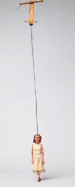 Jeune fille portant robe sans manches bordée de dentelle en bas