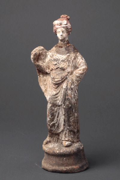 Femme drapée soulevant son himation