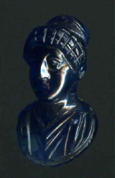 Buste féminin drapé et diadémé