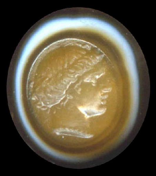 Tête coiffée à l'antique
