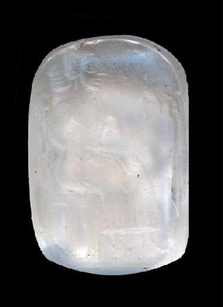 Femme assise sur un trône