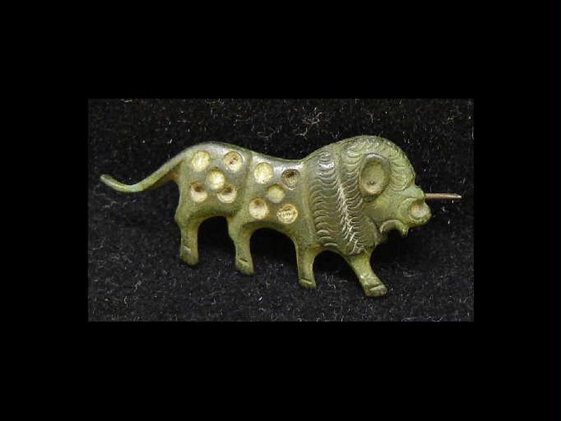 Fibule au lion marchant