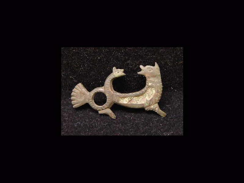 Fibule zoomorphe au monstre marin