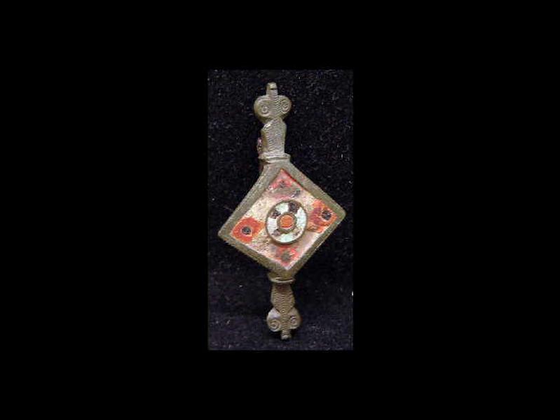 Fibule en forme de charnière