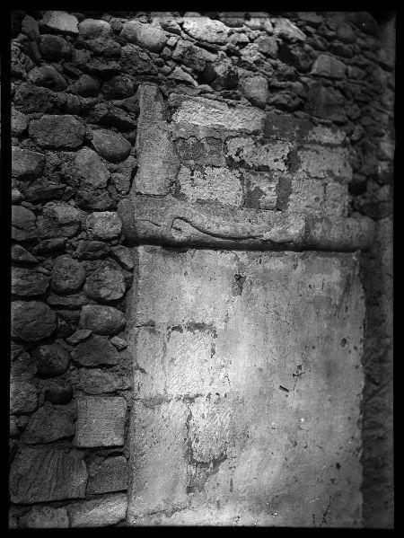 Bas-relief au serpent, chapelle Saint-Marc à Allemagne