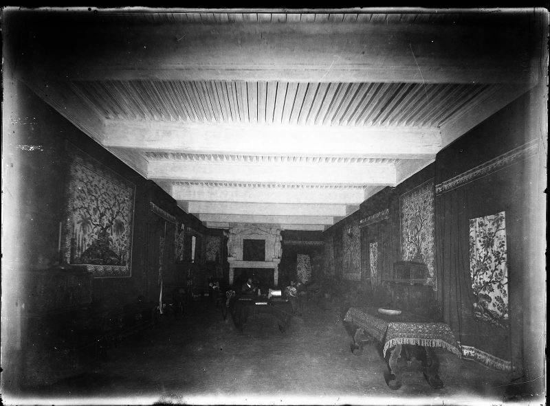 Le salon du château d'Allemagne et sa cheminée en gypserie