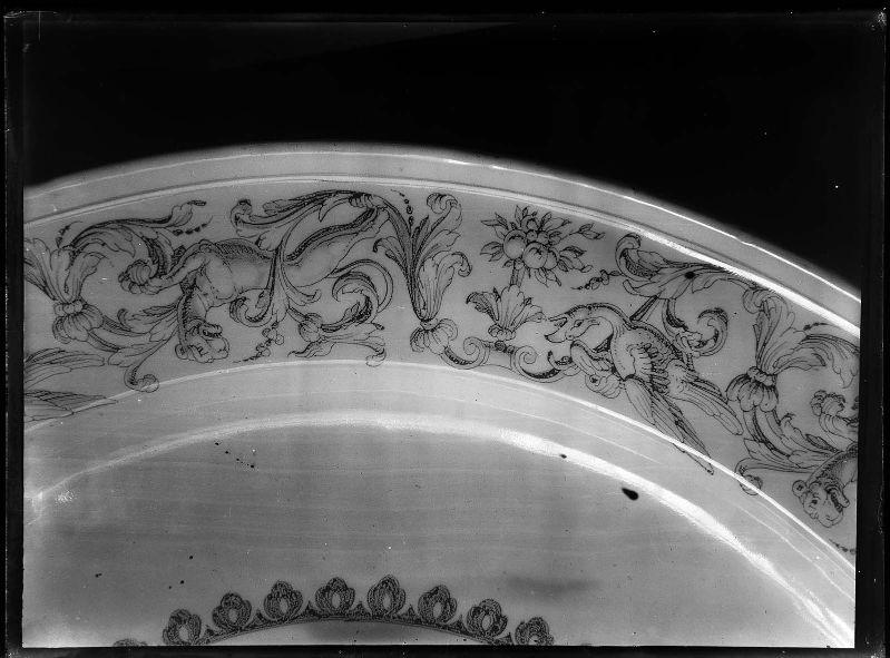 Aile d'un plat en faïence de Moustiers