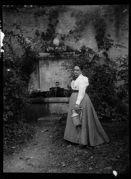 Françoise de Ripert de Barret devant la fontaine du château d'Allemagne