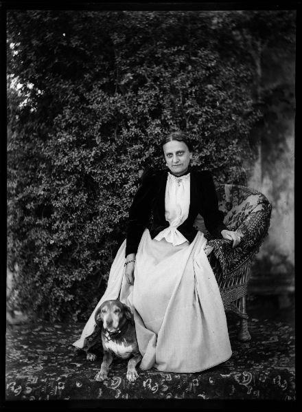 Portrait de Françoise de Ripert de Barret avec son chien