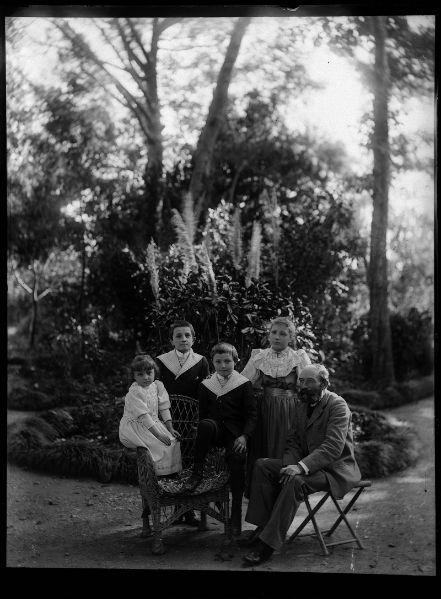 Portrait d'un homme entouré par des enfants