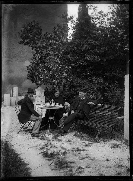 L'heure du café au pied du château d'Allemagne en travaux