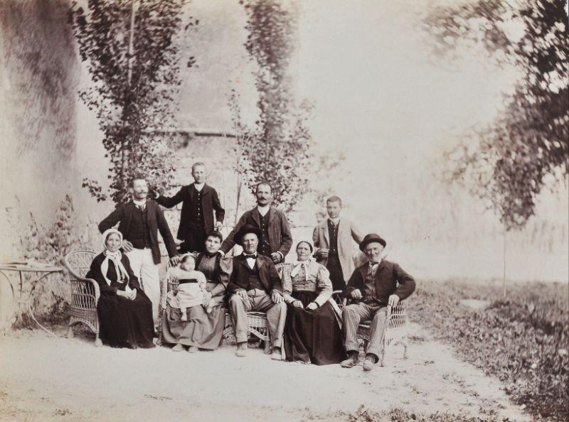 Les familles Laugier et Mathieu devant la façade orientale du château d'Allemagne