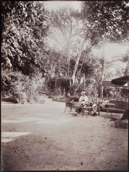 Françoise de Ripert de Barret et ses parents dans le parc du château du Jonquier