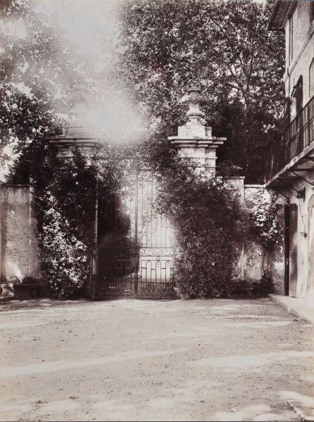 Portail du château du Jonquier à Mazan