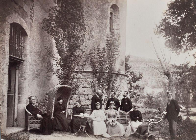 Photographie de groupe au pied du château d'Allemagne