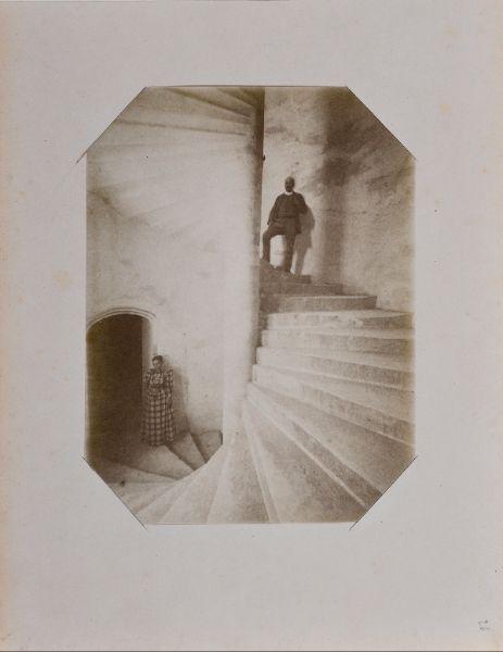 Ernest Quarré de Verneuil et Françoise de Ripert de Barret dans l'escalier du château d'Allemagne