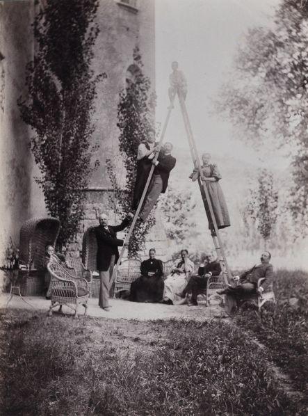 Pose sur une échelle au pied du château d'Allemagne