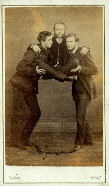 Le marquis François de Ripert-Monclar assis en tailleur porté par deux hommes