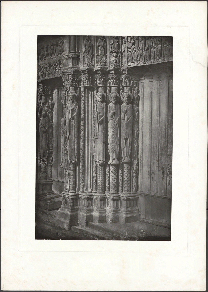 Cathédrale de Chartres, porche central du Portail Royal, statues colonnes représentant les rois et reines de Judée, côté gauche de la porte