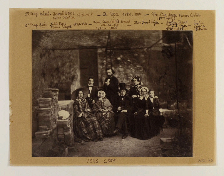 Autoportrait de Charles NEGRE au milieu de sa famille, en extérieur