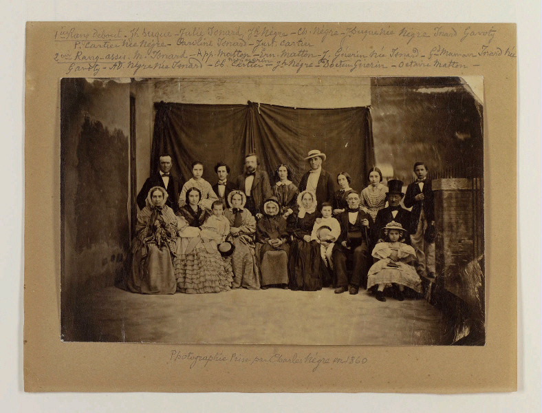 Autoportrait de Charles NEGRE au milieu de sa famille, en extérieur