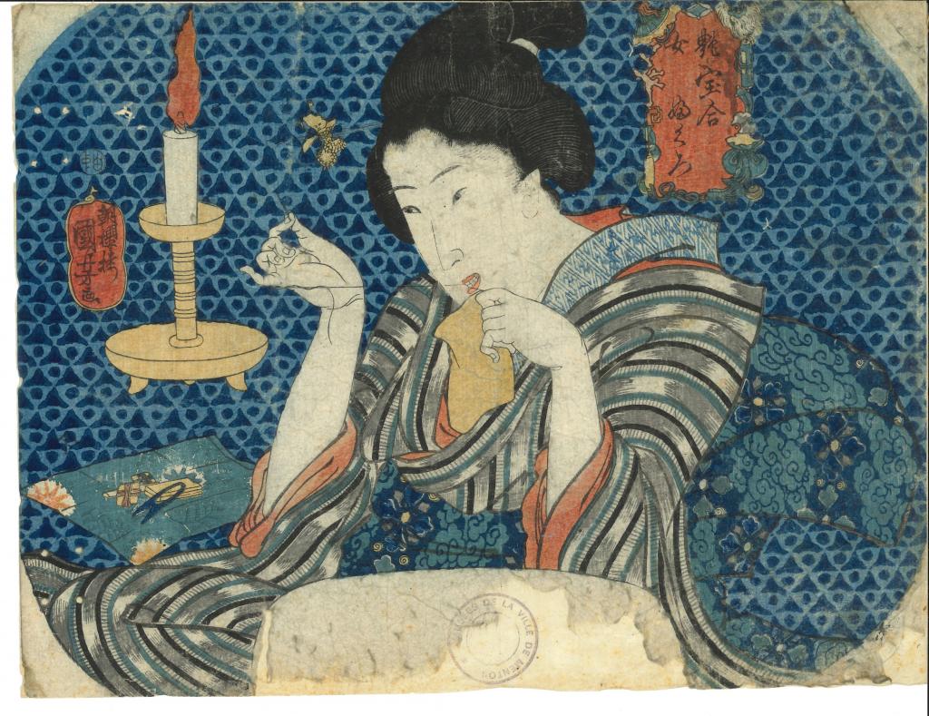 Femme éclairée par une bougie, coupant un fil à coudre avec les dents