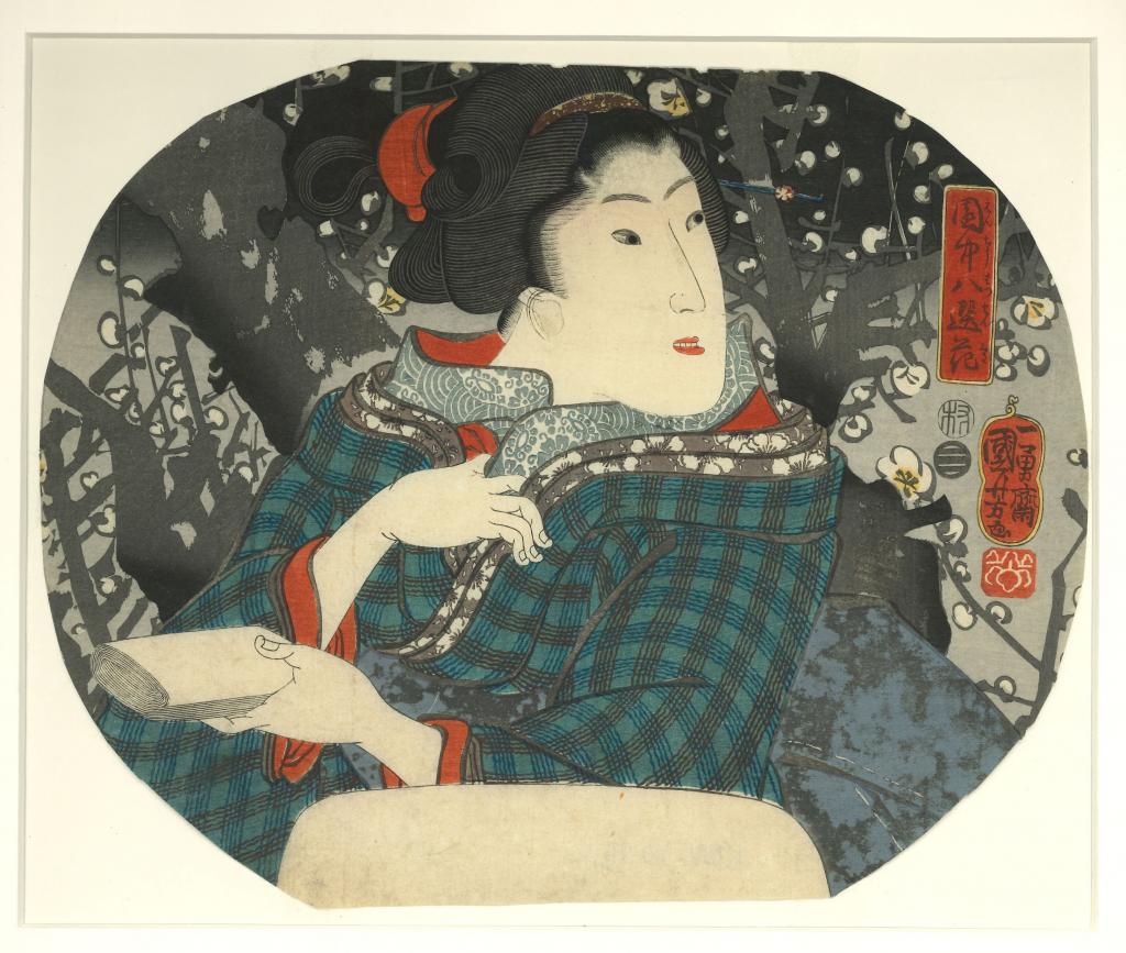 Femme devant un arbre en fleurs