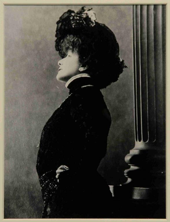 Sarah Bernhardt de profil