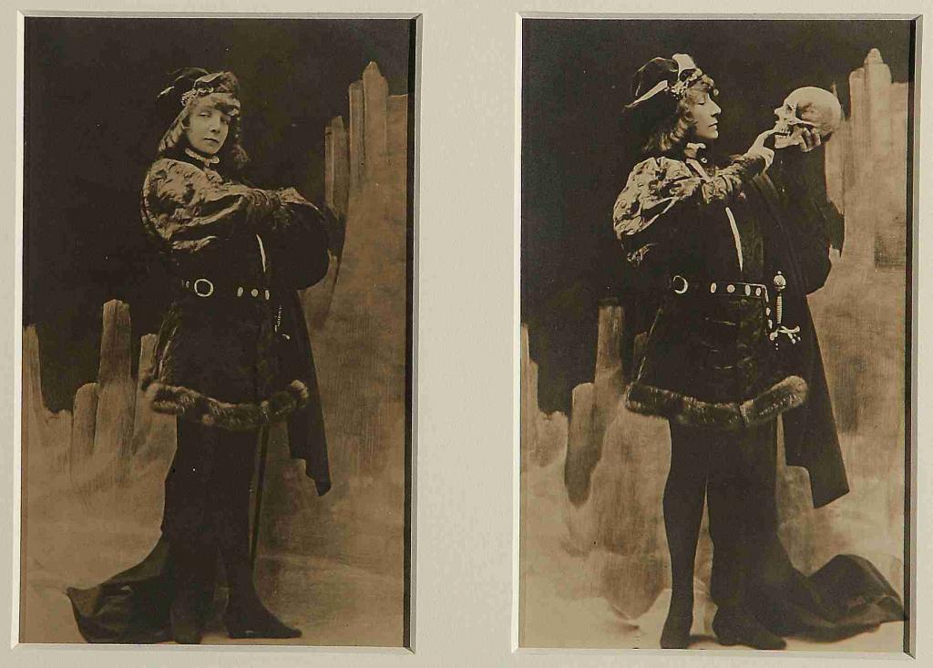 2 photographies de Sarah Bernhardt dans Hamlet