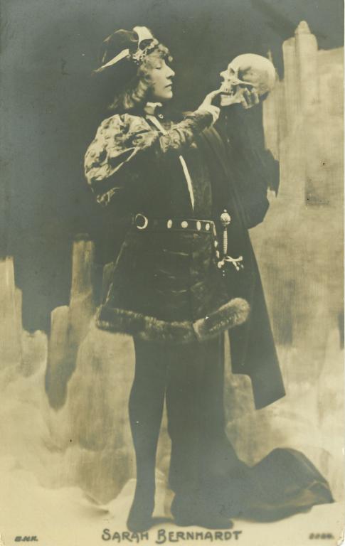 2 photographies de Sarah Bernhardt dans Hamlet
