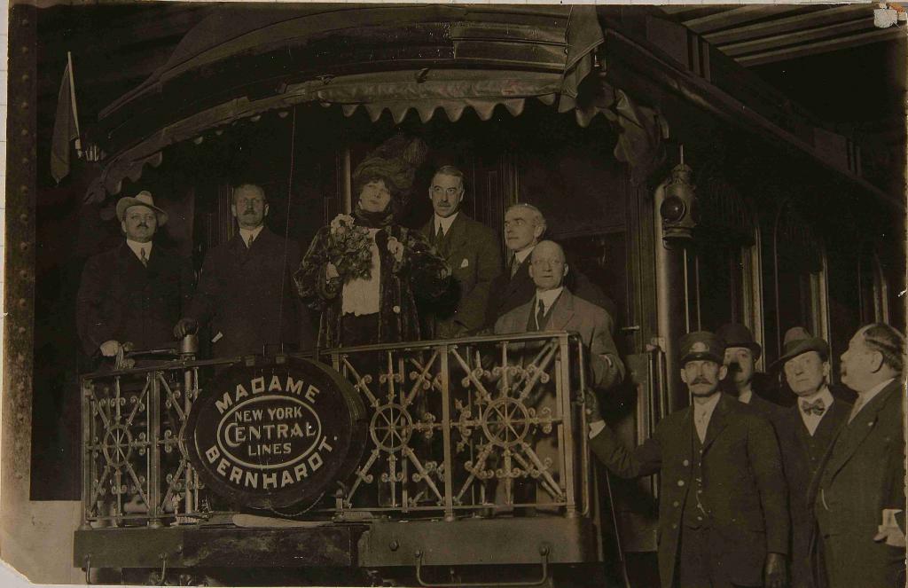 Sarah Bernhardt sur la plateforme arrière d'un train américain